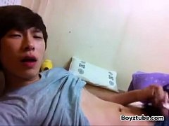 คลิปฉาวดารา หนุ่มหน้าคล้ายโตโน่ ภาคิน ถ่ายคลิปวีดีโอนอนชักว่าวช่วยตัวเองจนน้ำแตกเต็มท้อง