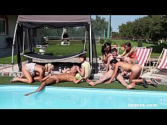 Pool Party ผู้หญิง5คนรุมผู้ชาย2คนแย่งกันโม๊คควยโคตรซาดิสสลับกันขย่มควยน้ำแตก