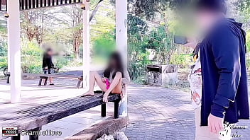 Panrai Phasuk คลิปโป๊โอลี่แฟน18+ ศาลานั่งพักผ่อนในสวนสาธารณะให้แฟนนั่งช่วยตัวเอง เอาเครื่องสั่นAV จี้หีไปเรียกไอ้ผู้ชายอีกคนมาเย็ดเมียถ่ายคลิปโป๊โดนมันเย็ดเมียโคตรสุดเลย