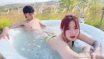 น้องไอรินขย่ม Irenkampong1 ซัดกับแฟนแบบเอ้าดอร์ คลิปหลุด18+ดาวโป๊ไทยลงแช่น้ำกันก็นั่งร่อนหีบดควยในน้ำหีแฉะรีสอร์ทบนเขายายเที่ยงชมหมอกเสียวหีเสียงน้ำดังตับๆยิ่งเเรงยิ่งดังตอนขย่มก็มันฟินที่รัก