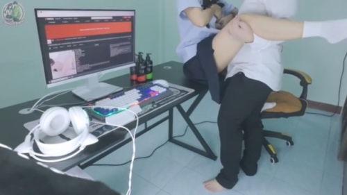 คลิปโป๊ไทยPORN พี่นักศึกษามอดังเย็ดหีหน้าโต๊ะคอมรุ่นน้องมอปลายหลอกให้มาเล่นเกมแล้วก็จับซอยหีคาชุดนักเรียนหีเเน่นดีจังขอแตกข้างในเลยได้ไหมสดด้วยมันเสียวจริงน้อง