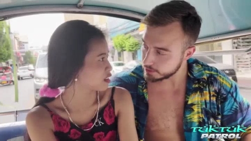 TukTukPatrol หนังโป๊ไทย Alina Kim  เลียหัวนมกันบนรถตุ๊กตุ๊กสาวไทยสายเงี่ยนรุ่นใหญ่อยากโดนควยฝรั่งนั่งรถไปโรงแรมเย็ดกันแบบโดนเชือดใหญ่แค่ไหนกันเชียวเจ๊รับได้หลายน้ำเลย